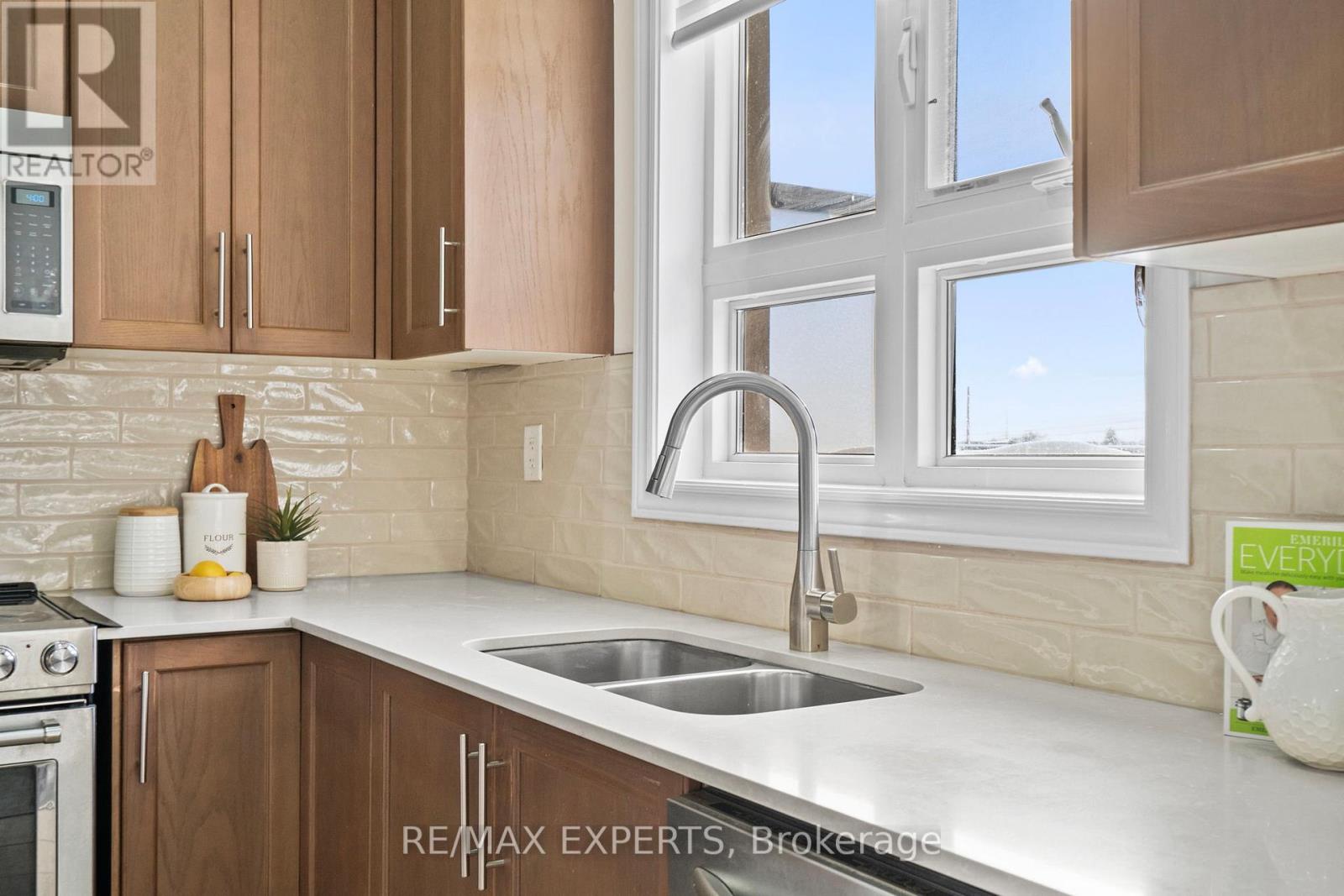 16 - 125 Kayla Crescent, Vaughan, Ontario  L6A 4G5 - Photo 6 - N12790538