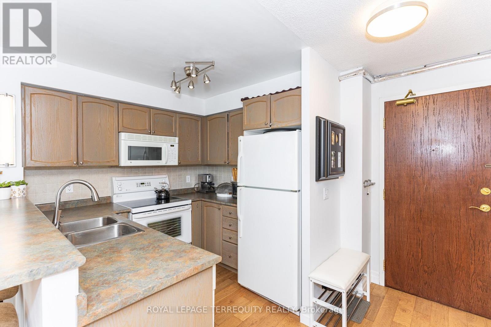 1005 - 15 Michael Power Place, Toronto, Ontario  M9A 5G4 - Photo 11 - W12790564