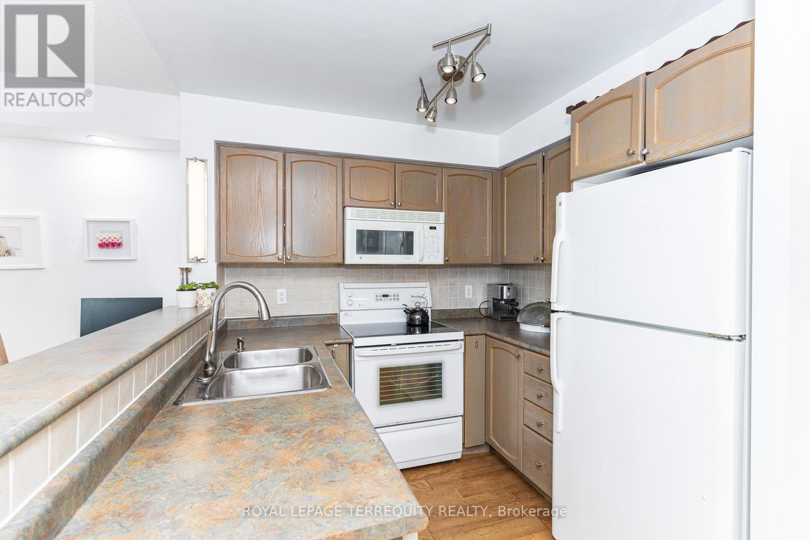 1005 - 15 Michael Power Place, Toronto, Ontario  M9A 5G4 - Photo 12 - W12790564