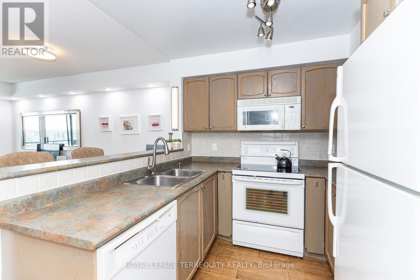 1005 - 15 Michael Power Place, Toronto, Ontario  M9A 5G4 - Photo 13 - W12790564