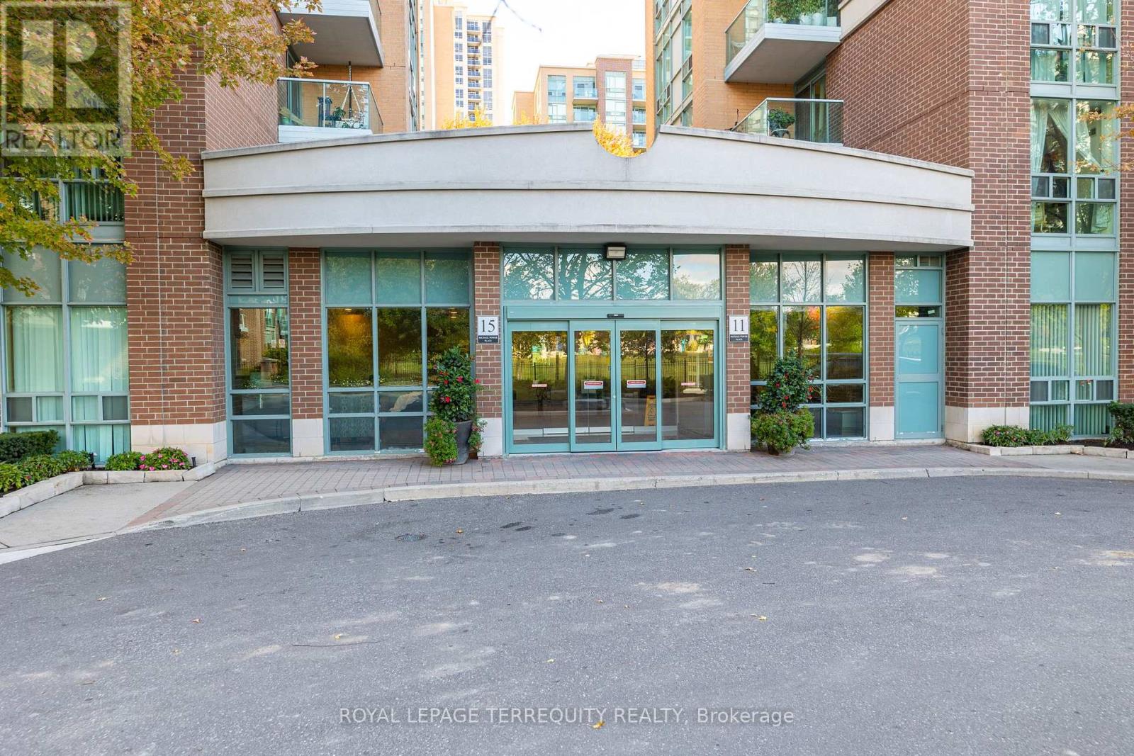 1005 - 15 Michael Power Place, Toronto, Ontario  M9A 5G4 - Photo 3 - W12790564