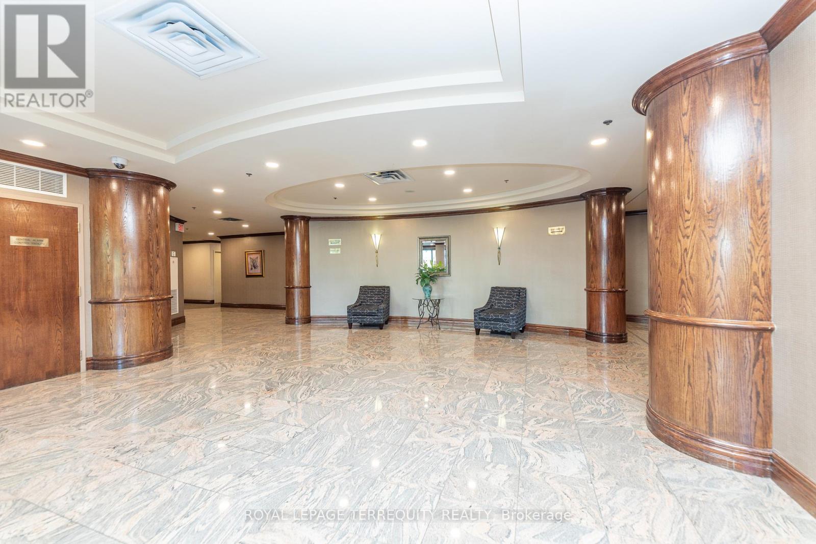 1005 - 15 Michael Power Place, Toronto, Ontario  M9A 5G4 - Photo 4 - W12790564