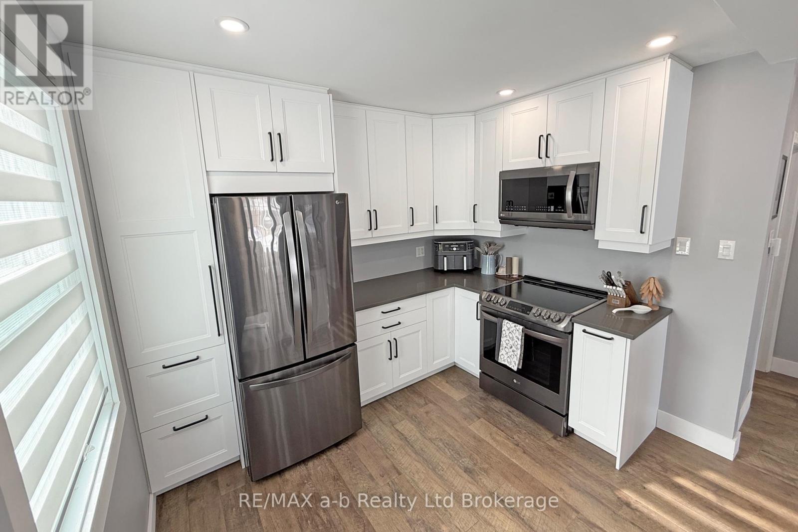 813 Wilton Crescent, Woodstock, Ontario  N4S 7H4 - Photo 18 - X12790606