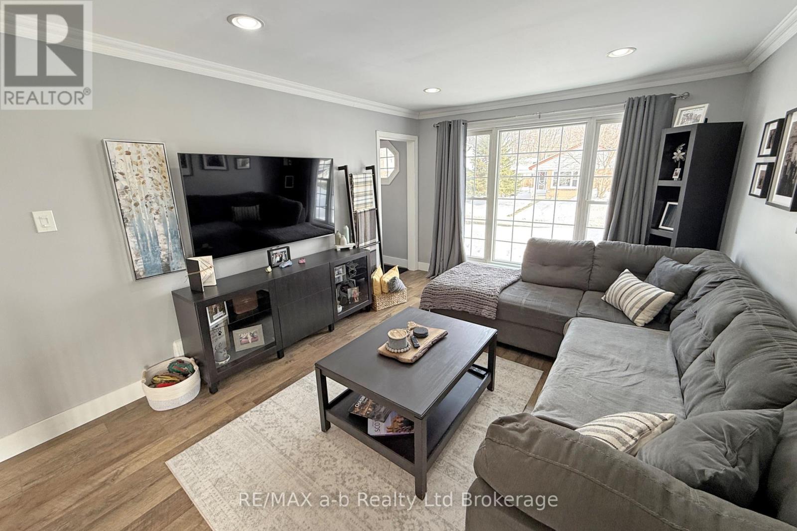 813 Wilton Crescent, Woodstock, Ontario  N4S 7H4 - Photo 8 - X12790606