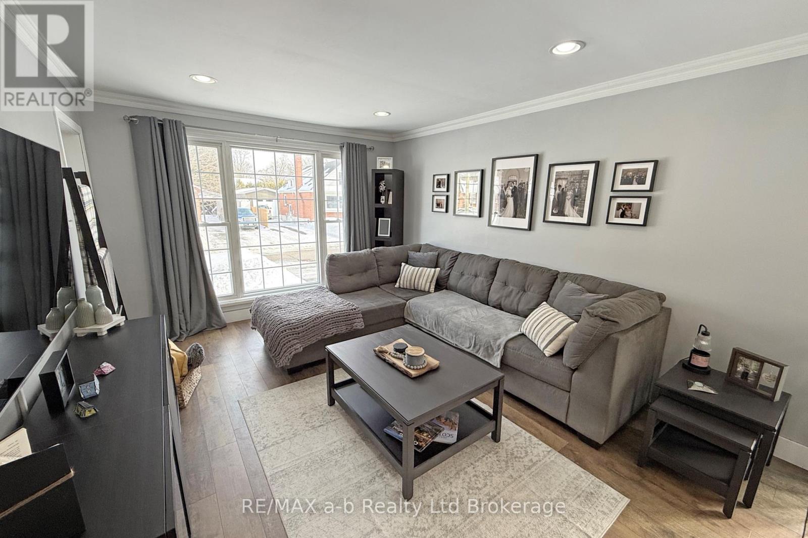 813 Wilton Crescent, Woodstock, Ontario  N4S 7H4 - Photo 9 - X12790606