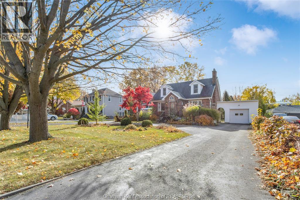 MLS# 25028129: 524 LACROIX STREET, Chatham, Canada