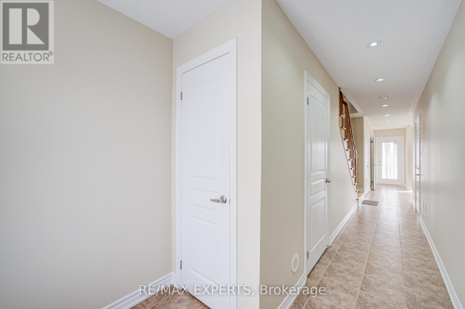 72 Aspen Hills Road, Brampton, Ontario  L6Y 0H7 - Photo 5 - W12790638