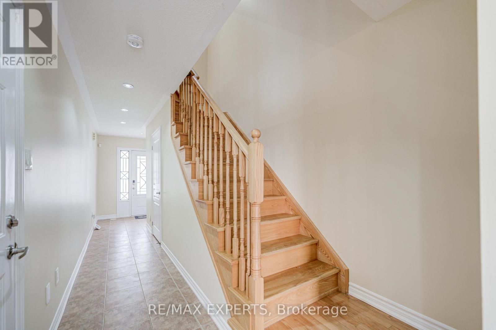 72 Aspen Hills Road, Brampton, Ontario  L6Y 0H7 - Photo 6 - W12790638