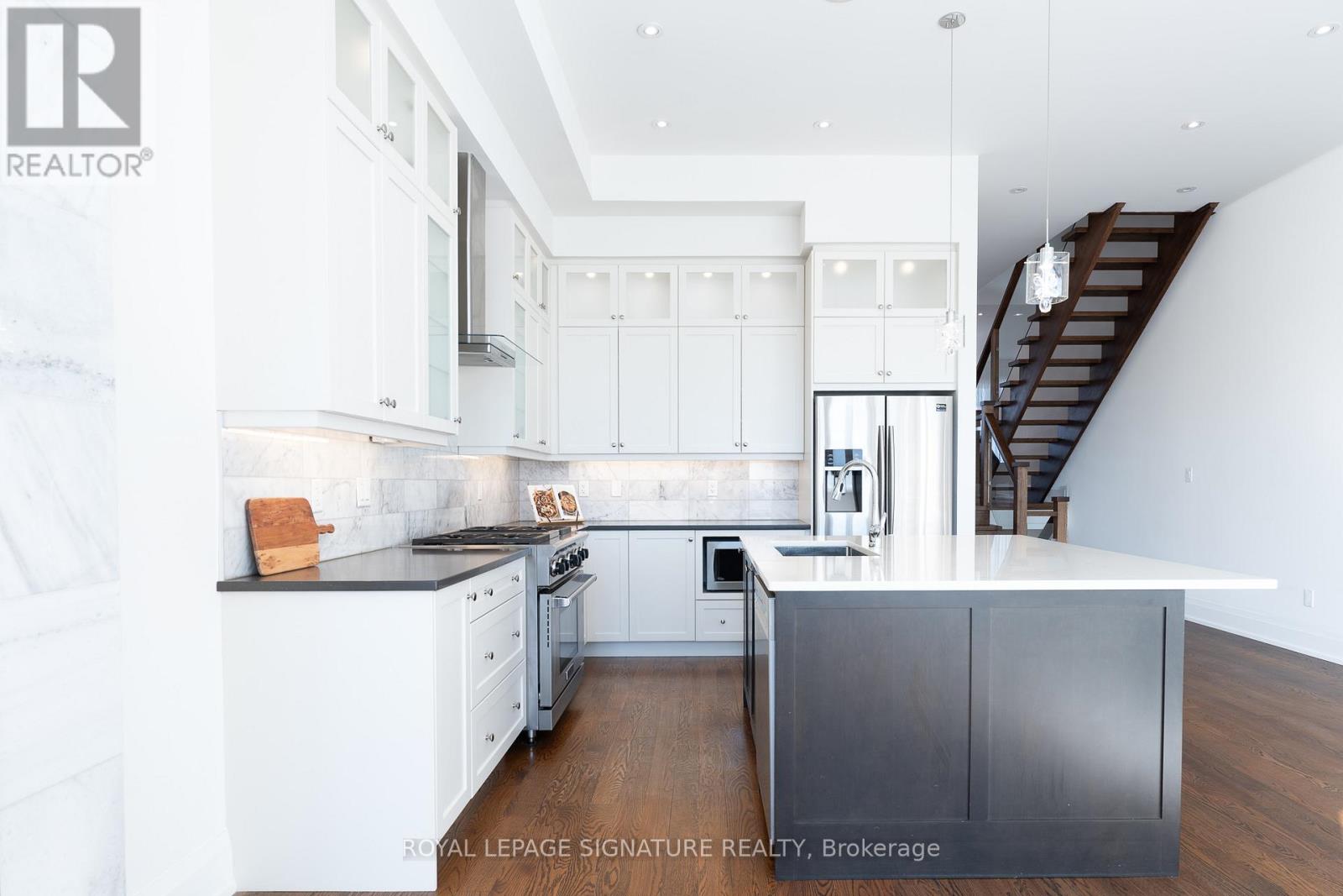 119b Hillside Avenue, Toronto, Ontario  M8V 1T3 - Photo 9 - W12740934