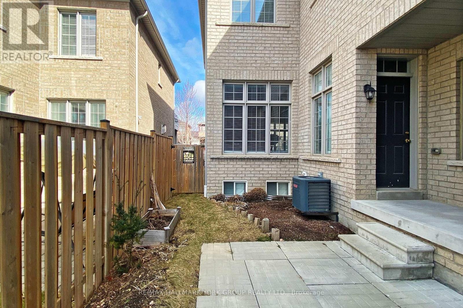 90 Braebrook Drive, Whitby, Ontario  L1R 0M9 - Photo 4 - E12790658