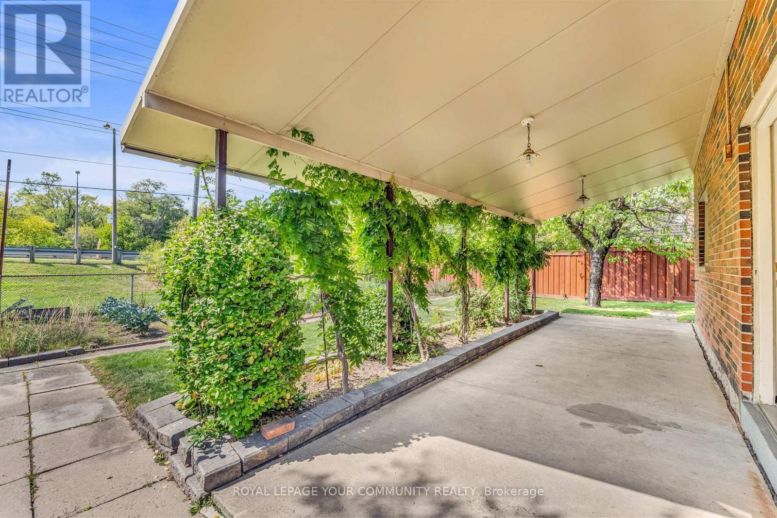 6 Hentob Court, Toronto, Ontario  M9V 2X1 - Photo 4 - W12400001