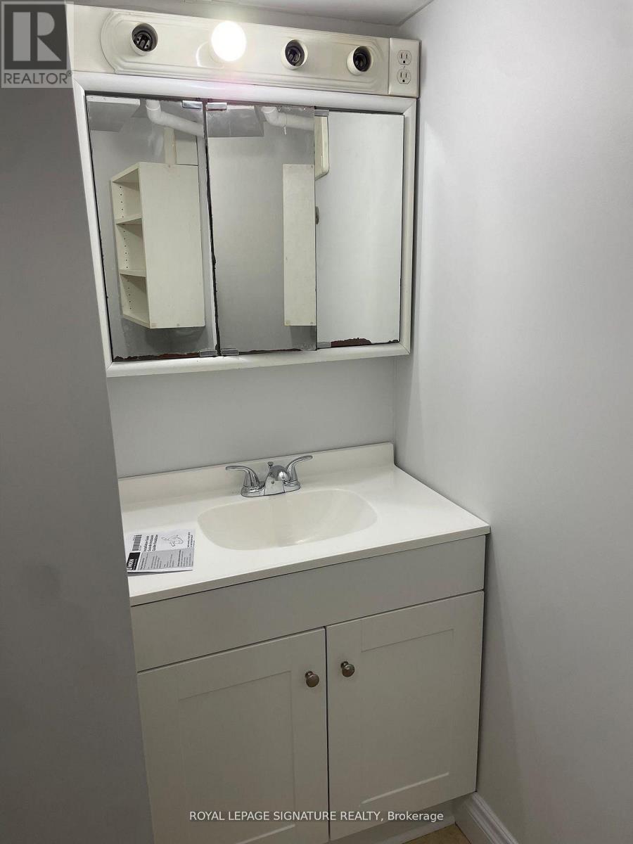 8 Thorncroft Crescent, Ajax (South East), Ontario  L1S 2S2 - Photo 7 - E12790766