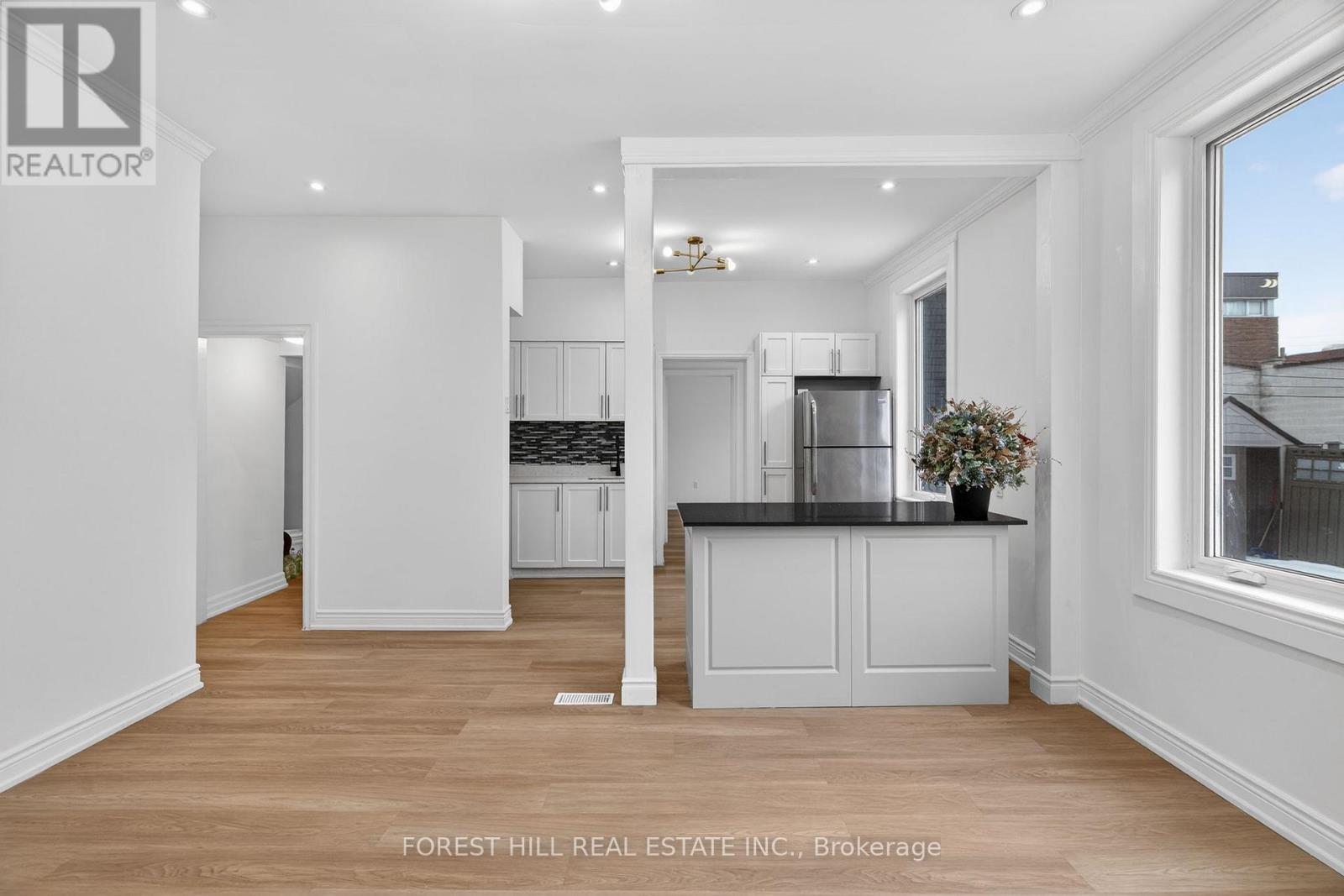 7 Ellsworth Avenue, Toronto, Ontario  M6G 2K4 - Photo 5 - C12790884