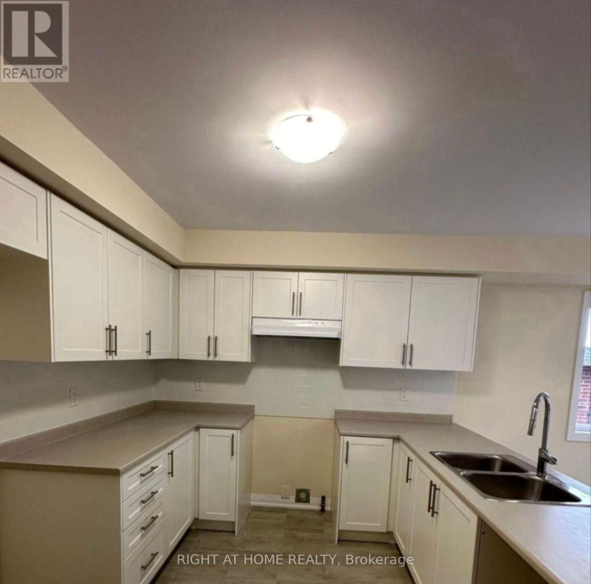 5 Revol Road, Penetanguishene, Ontario  L9M 1N8 - Photo 2 - S12790894