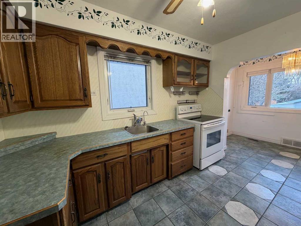 1036 12a Street S, Lethbridge, Alberta  T1K 1R4 - Photo 3 - A2286602