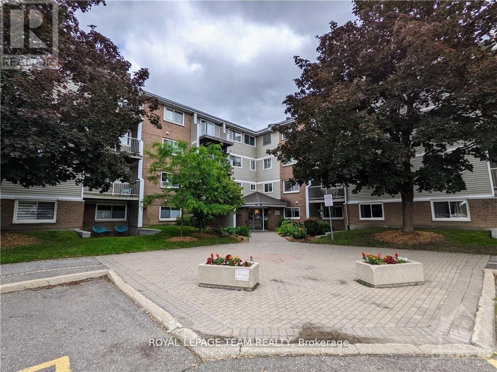 250 Brittany Drive, Ottawa, Ontario  K1K 4M1 - Photo 2 - X12790908
