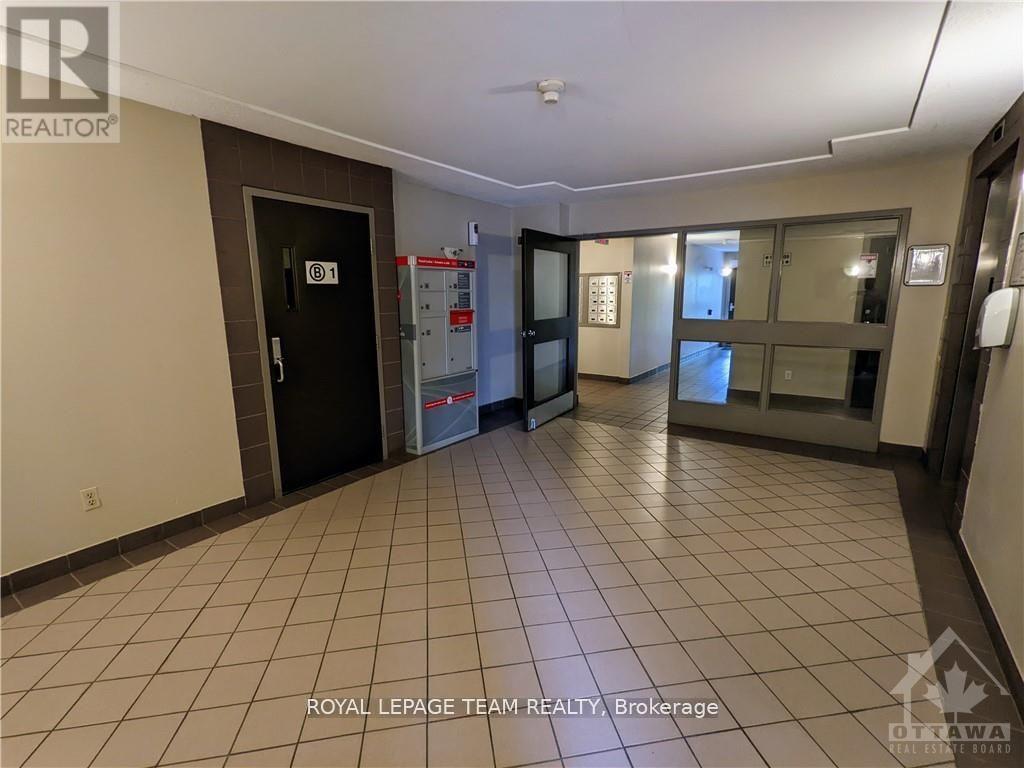 250 Brittany Drive, Ottawa, Ontario  K1K 4M1 - Photo 3 - X12790908