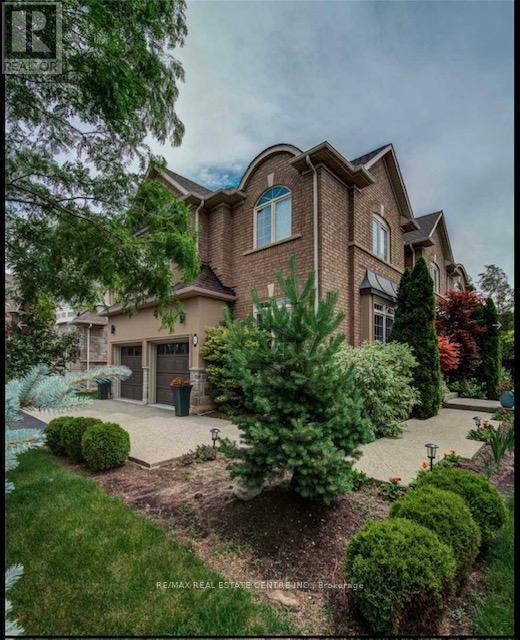 87 Great Lakes Boulevard, Oakville, Ontario  L6L 6V7 - Photo 2 - W12790942