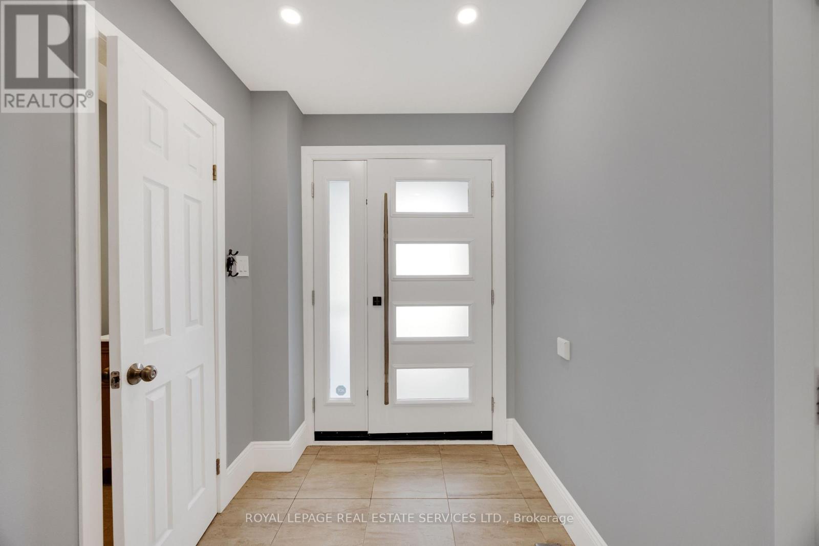 284 Rimmington Drive, Oakville, Ontario  L6H 3N5 - Photo 3 - W12790966