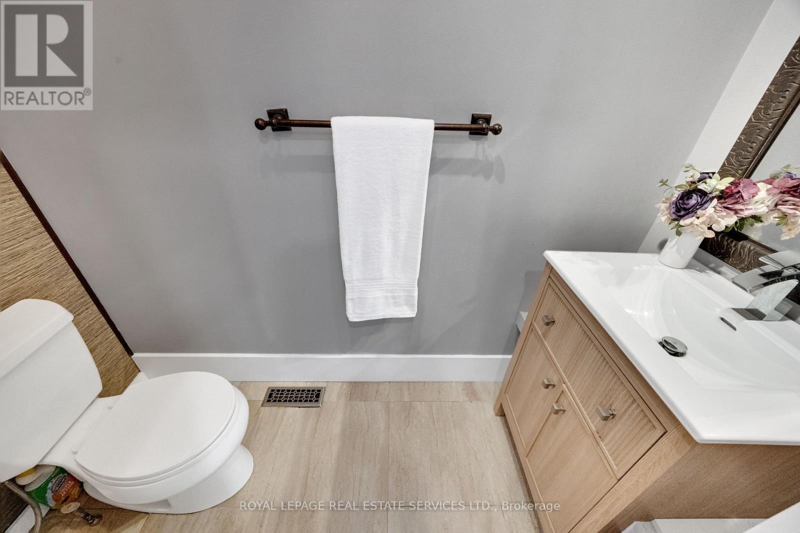 284 Rimmington Drive, Oakville, Ontario  L6H 3N5 - Photo 5 - W12790966