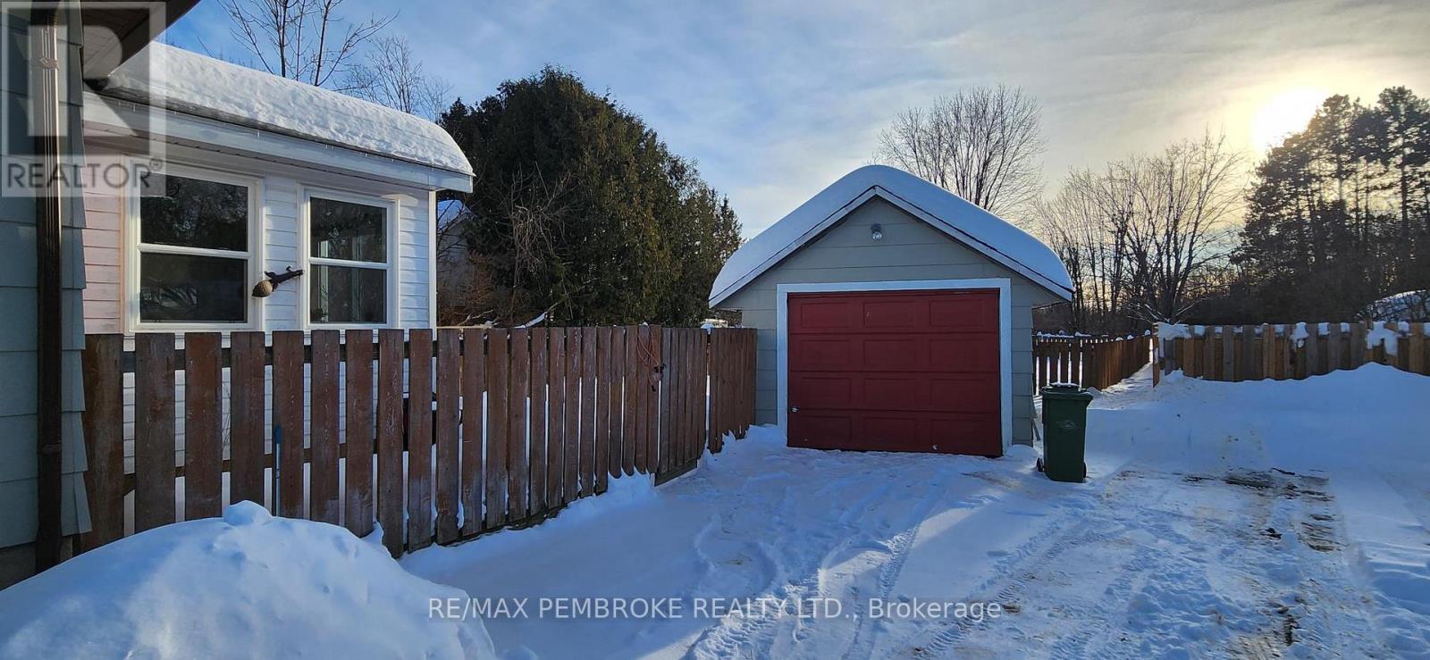 206 Golf Course Road, Laurentian Valley, Ontario  K8A 7B3 - Photo 11 - X12790992