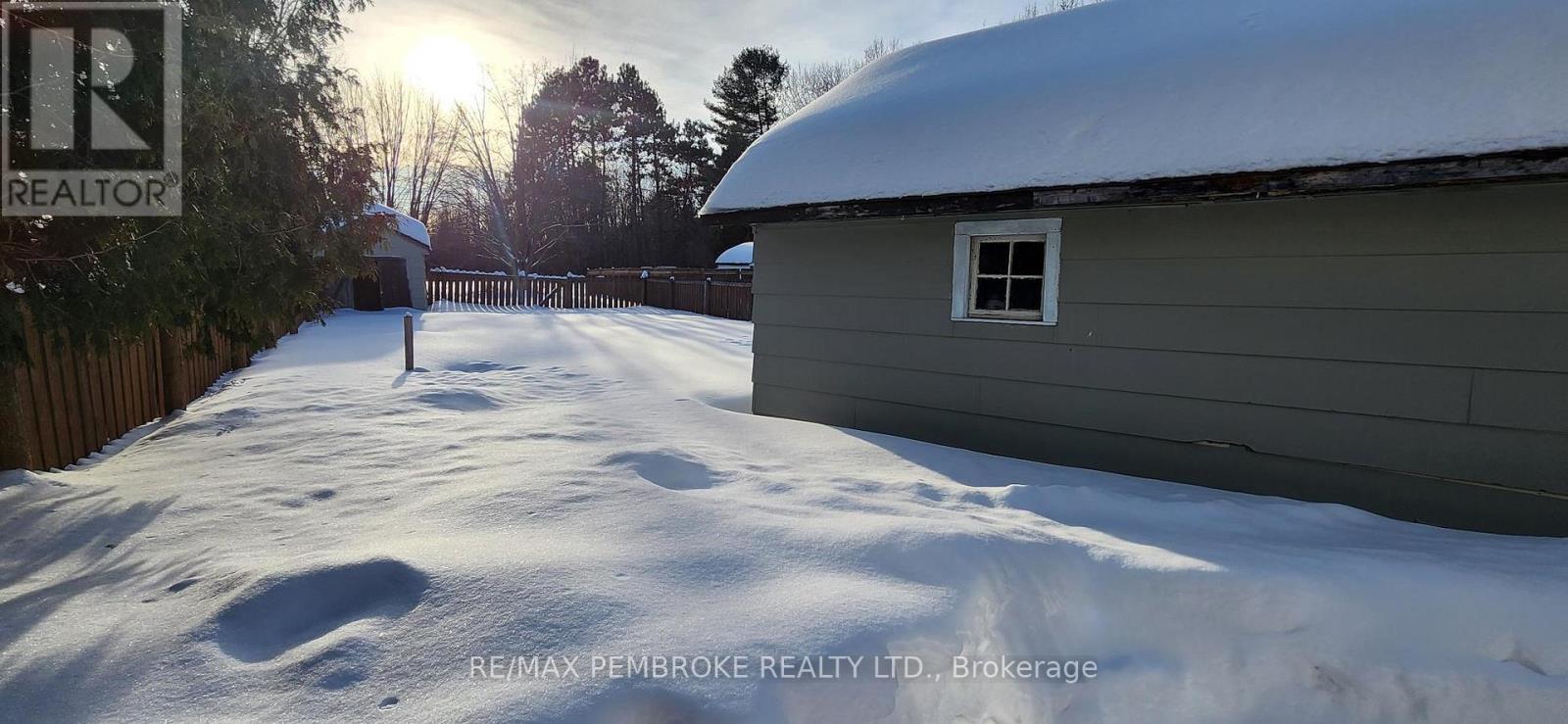 206 Golf Course Road, Laurentian Valley, Ontario  K8A 7B3 - Photo 12 - X12790992