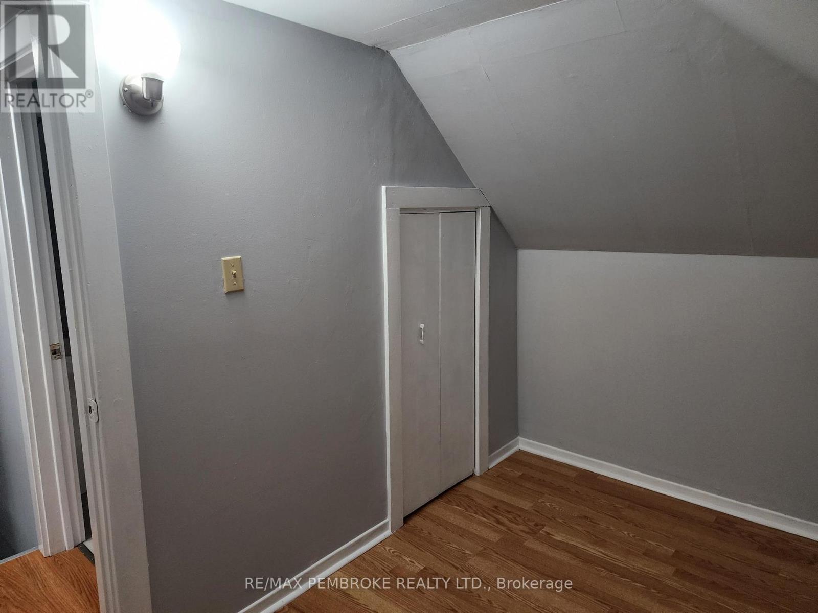 206 Golf Course Road, Laurentian Valley, Ontario  K8A 7B3 - Photo 4 - X12790992