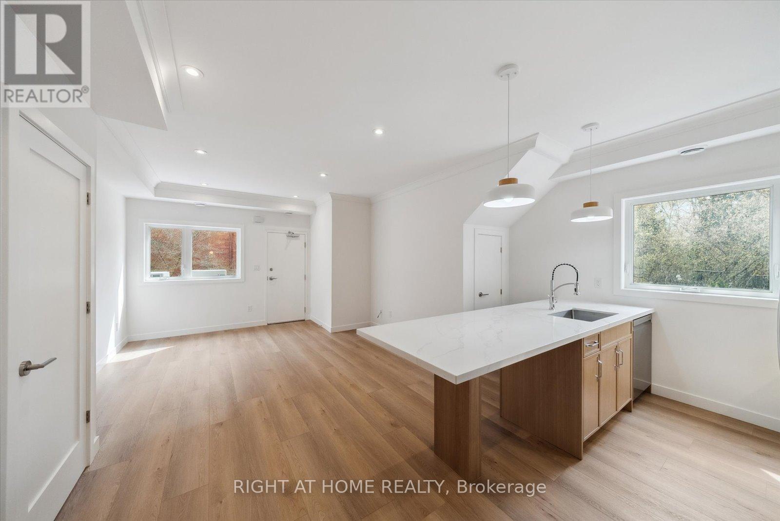 5 - 125 Kendal Ave Avenue, Toronto, Ontario  M5R 1L8 - Photo 3 - C12790994