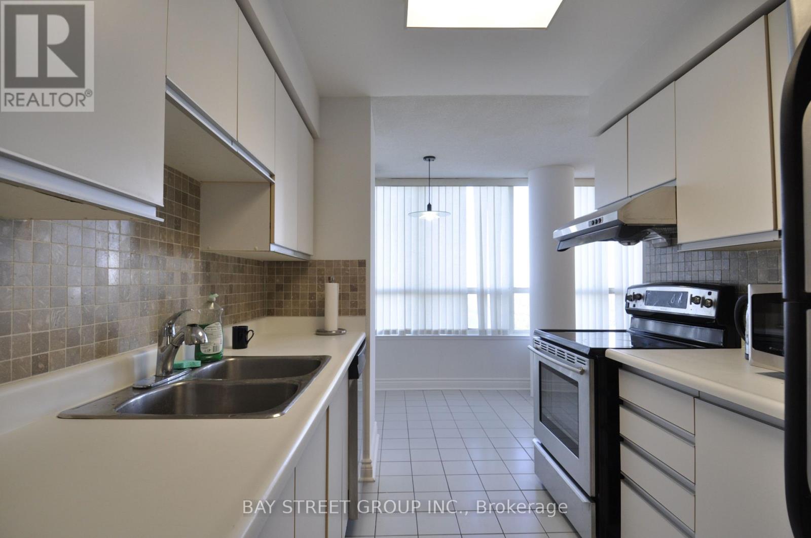 1903 Primary Bedroom - 400 Webb Drive, Mississauga, Ontario  L5B 3Z7 - Photo 5 - W12790986