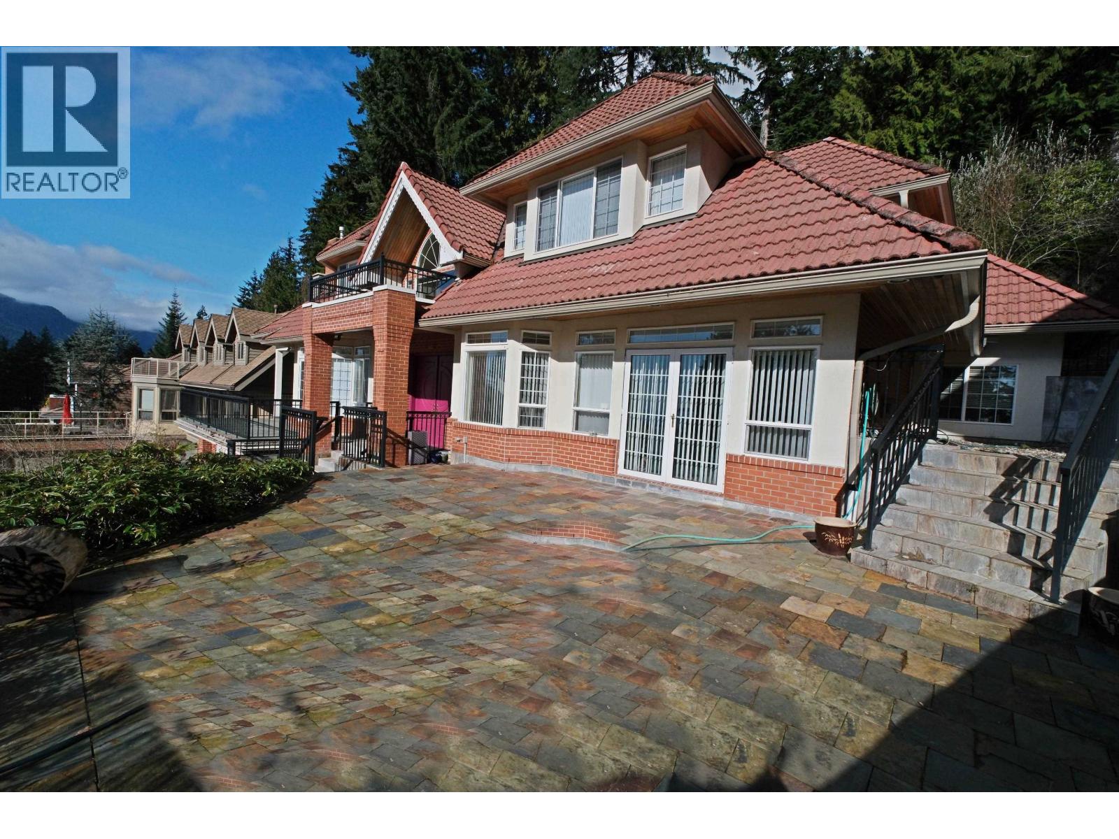 4989 Chalet Place, North Vancouver, British Columbia  V7R 4X4 - Photo 3 - R3089630