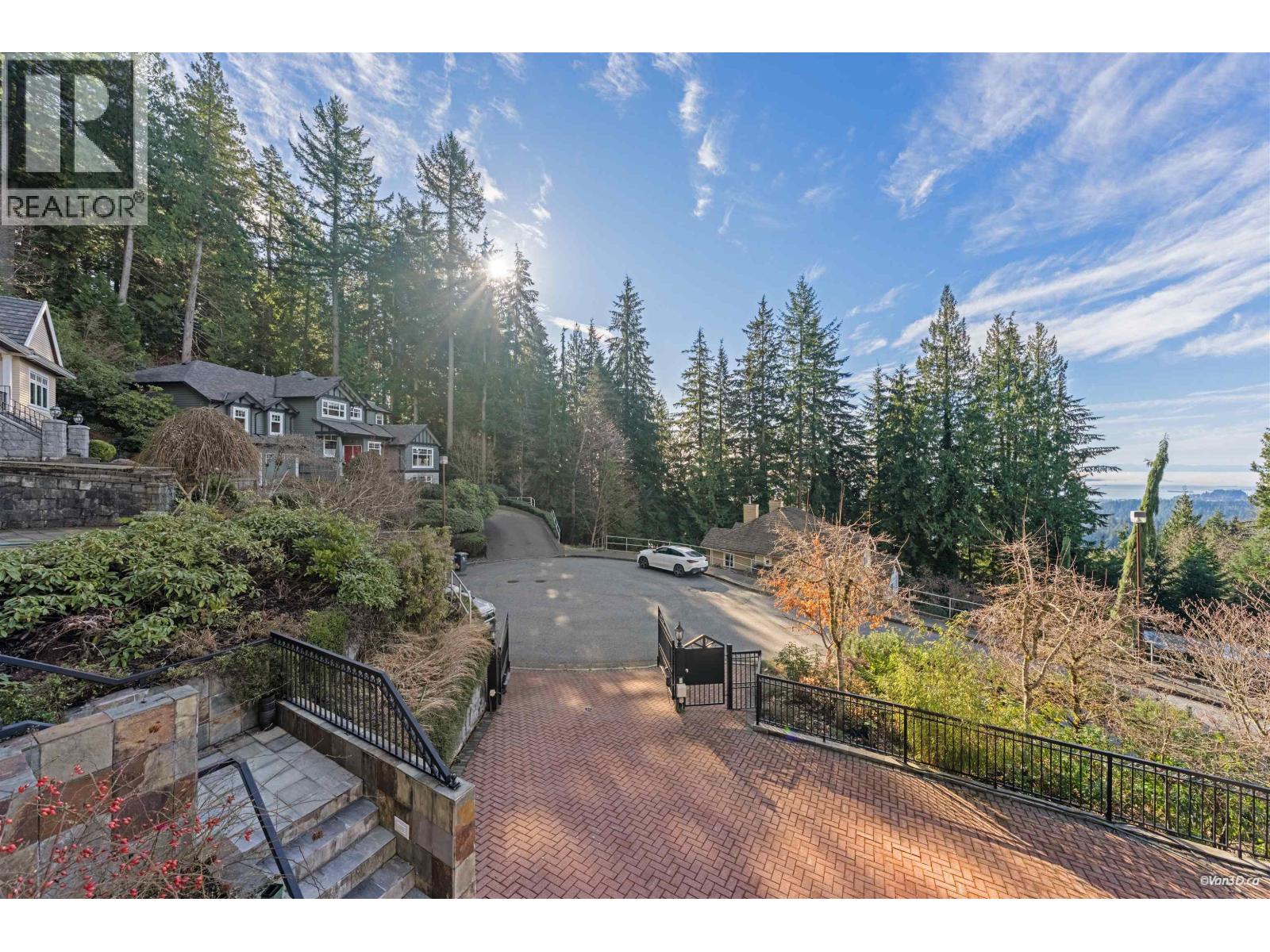 4989 Chalet Place, North Vancouver, British Columbia  V7R 4X4 - Photo 6 - R3089630