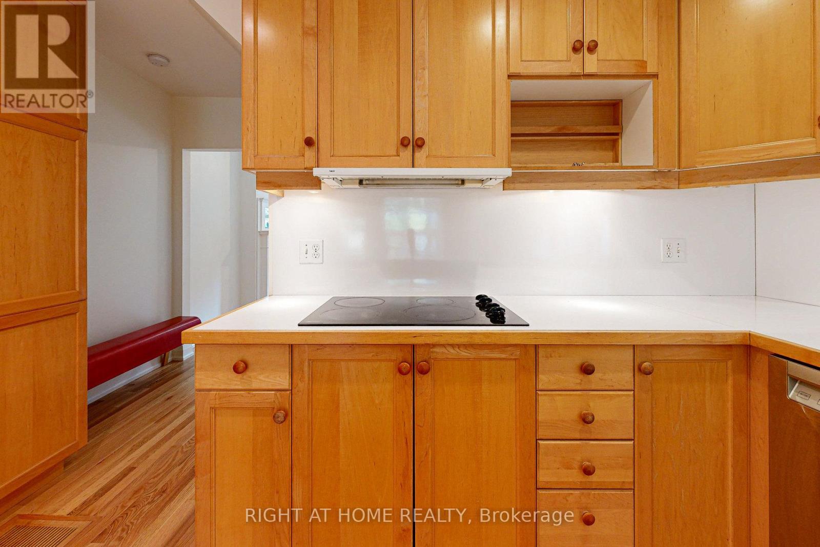 Main - 28 Pearson Avenue, Toronto, Ontario  M6R 1G1 - Photo 11 - W12791094