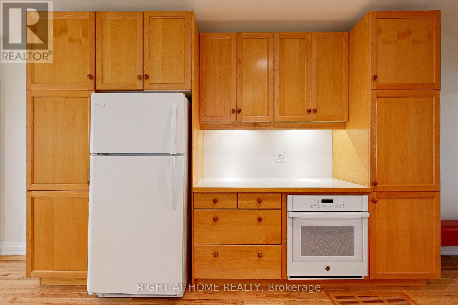 Main - 28 Pearson Avenue, Toronto, Ontario  M6R 1G1 - Photo 13 - W12791094