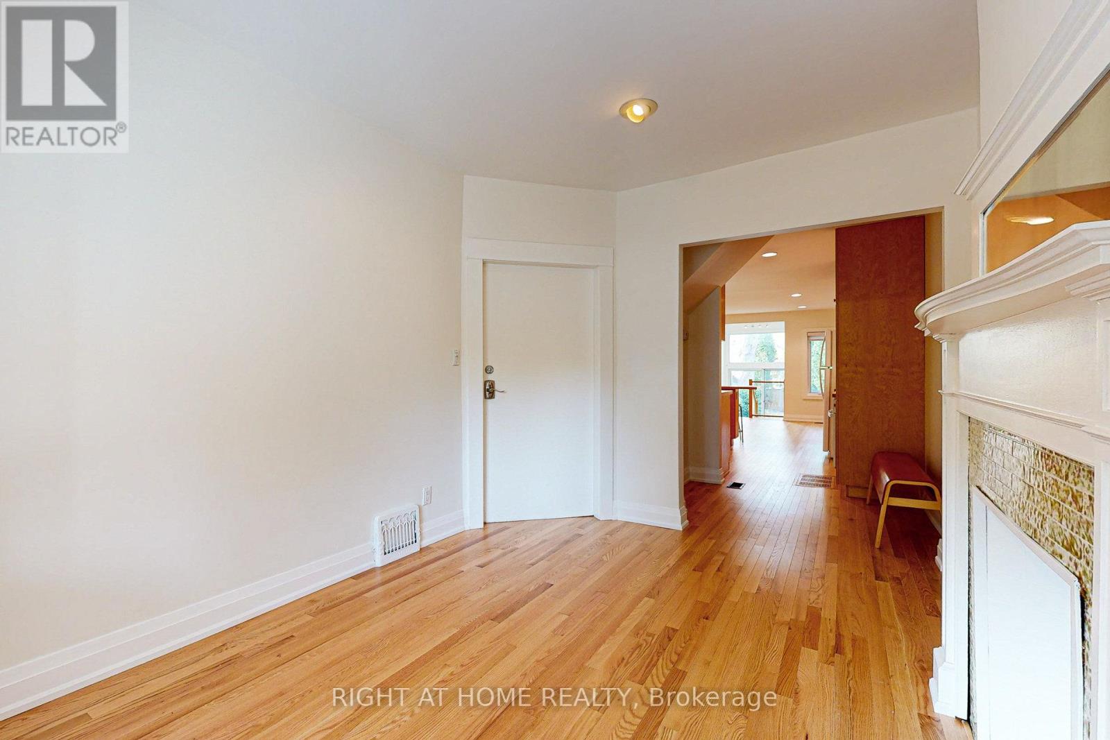 Main - 28 Pearson Avenue, Toronto, Ontario  M6R 1G1 - Photo 8 - W12791094