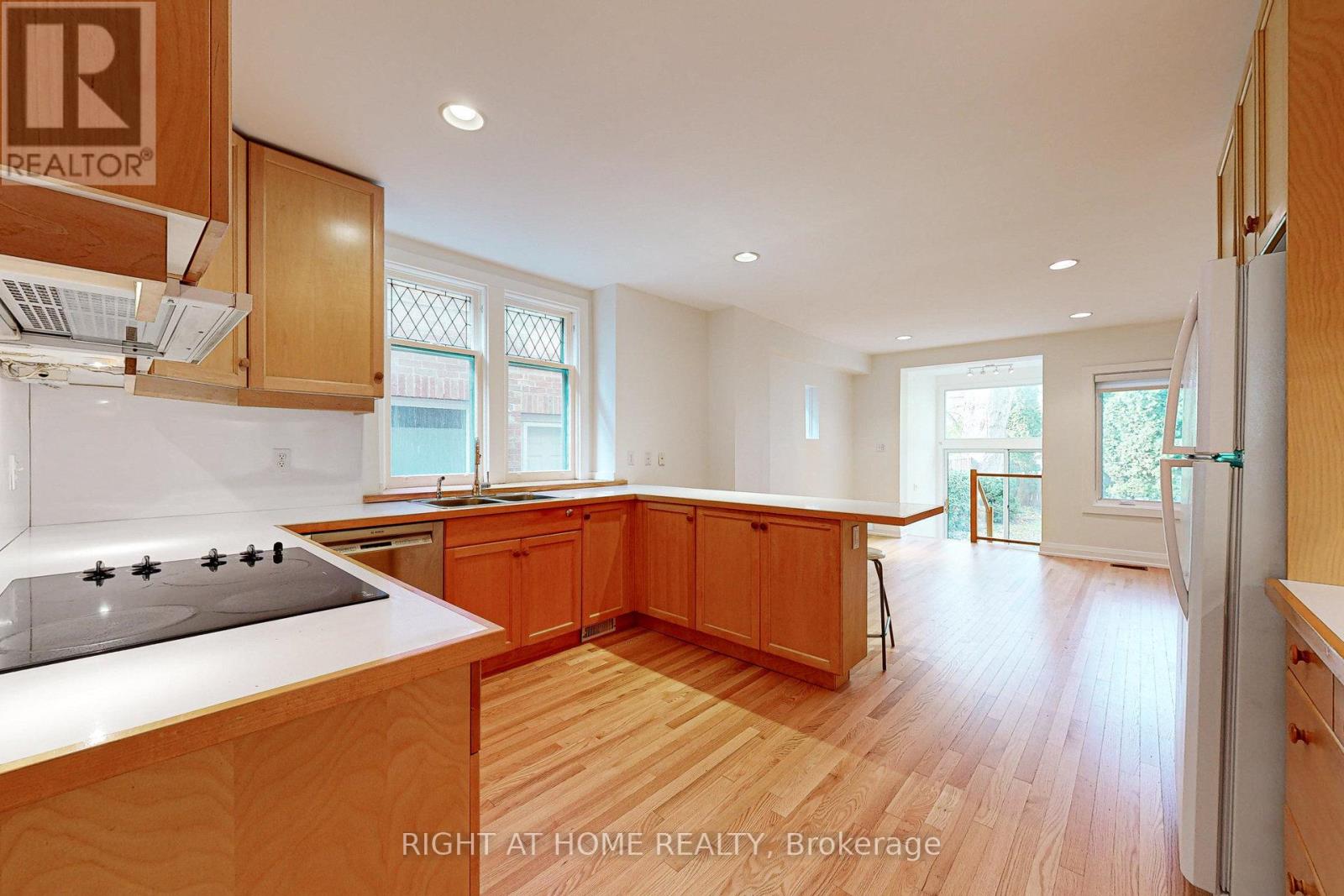 Main - 28 Pearson Avenue, Toronto, Ontario  M6R 1G1 - Photo 9 - W12791094