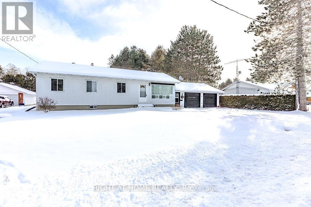 28 Jackpine Street, Madawaska Valley, Ontario  K0J 1B0 - Photo 4 - X12630234