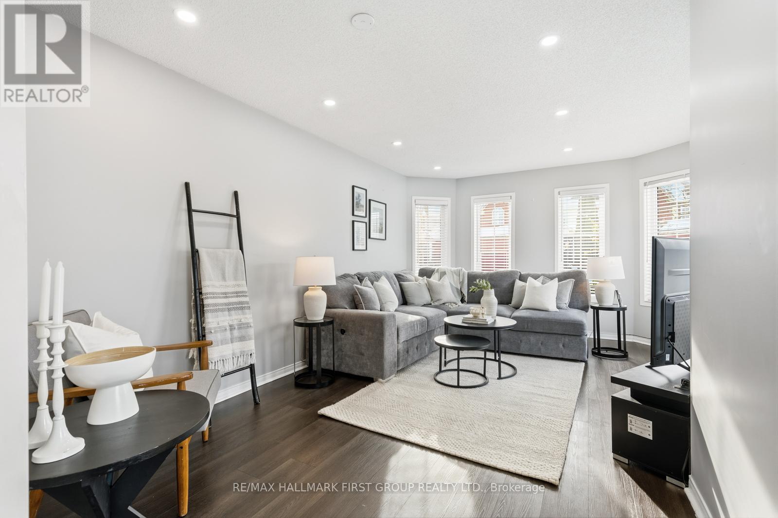 52 Playfair Road, Whitby, Ontario  L1N 9S6 - Photo 3 - E12791134