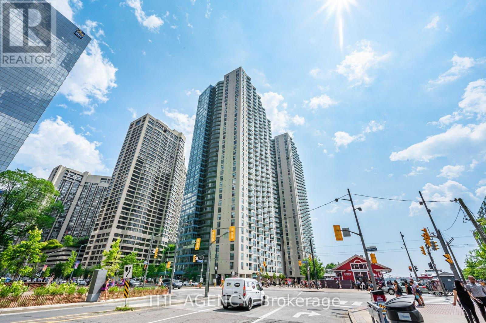 606 - 99 Harbour Square, Toronto, Ontario M5J 2H2 - Photo 1 - C12791184