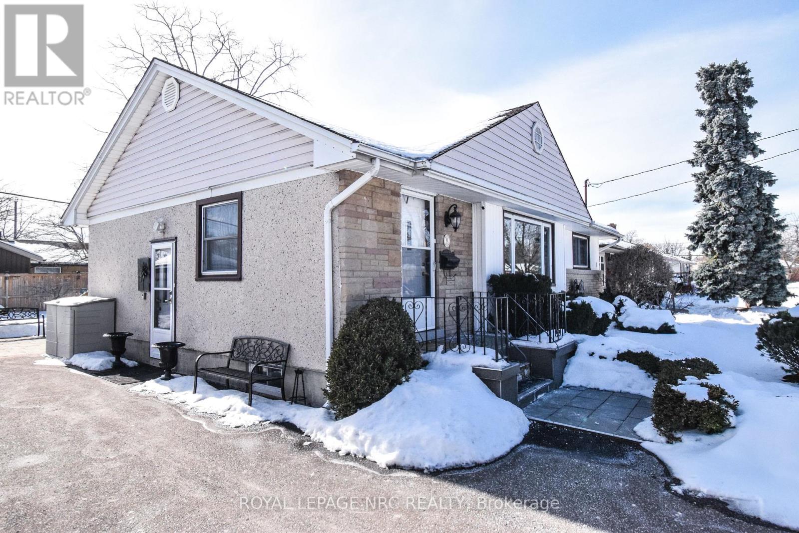 8 Roseland Avenue, St. Catharines, Ontario  L2M 5Z2 - Photo 3 - X12791214