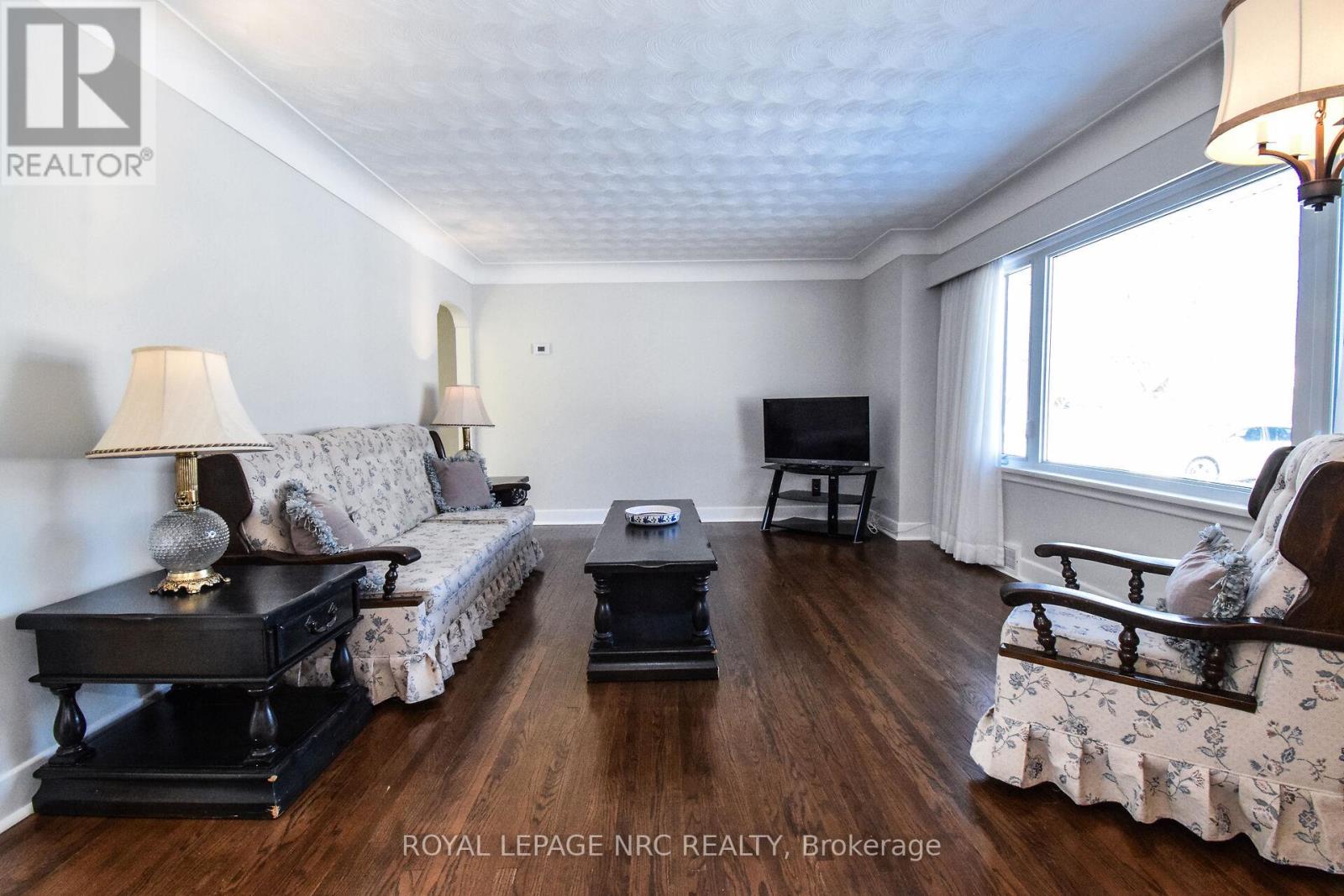 8 Roseland Avenue, St. Catharines, Ontario  L2M 5Z2 - Photo 4 - X12791214