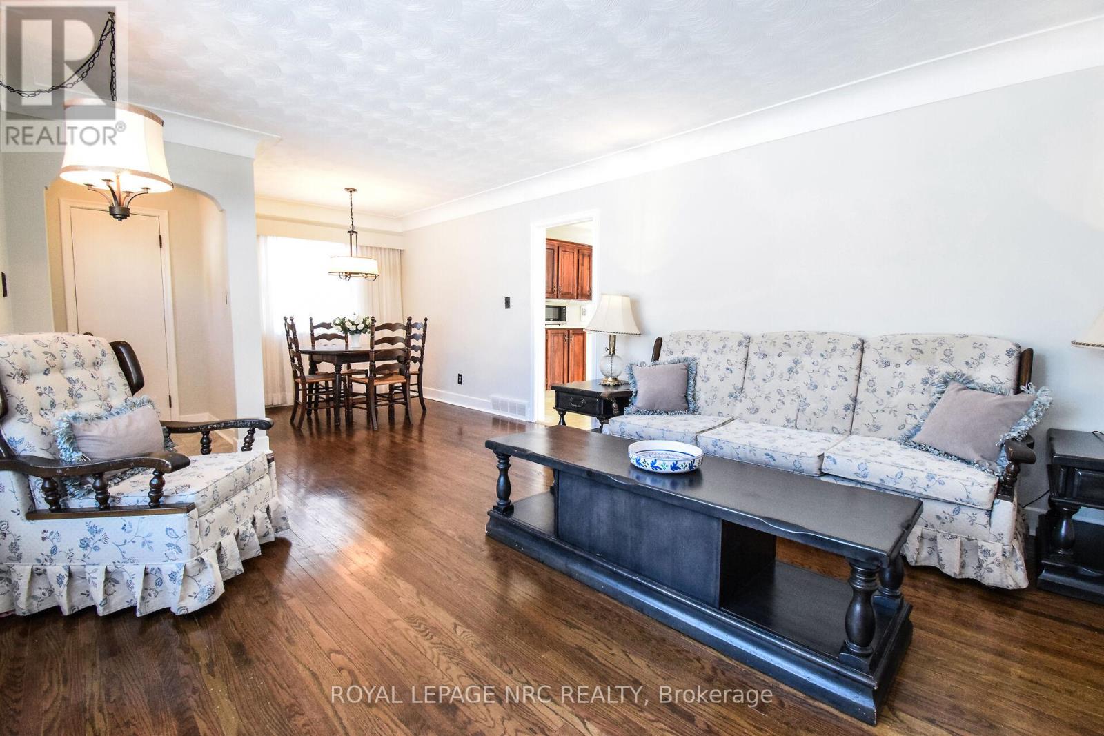 8 Roseland Avenue, St. Catharines, Ontario  L2M 5Z2 - Photo 5 - X12791214