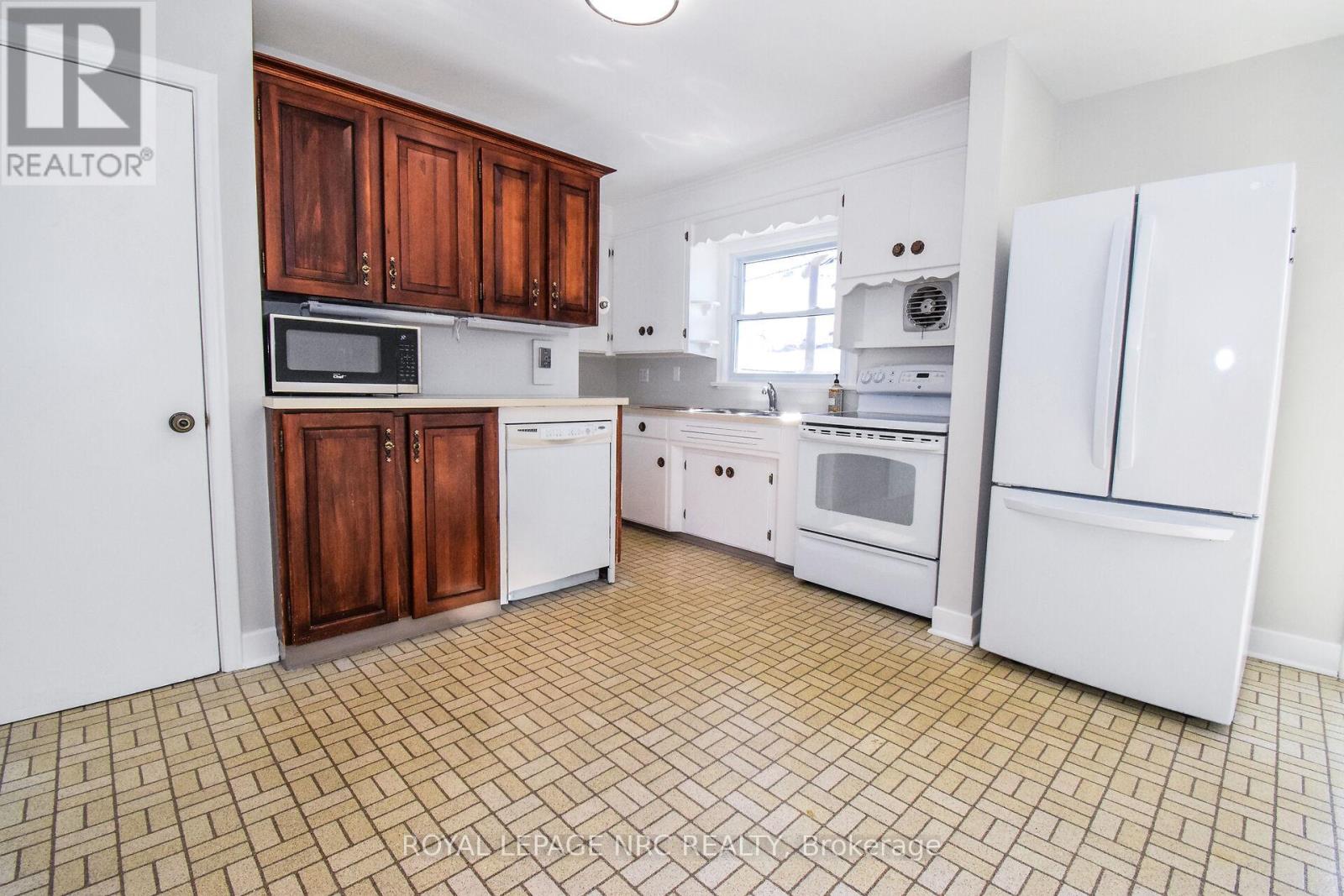 8 Roseland Avenue, St. Catharines, Ontario  L2M 5Z2 - Photo 7 - X12791214