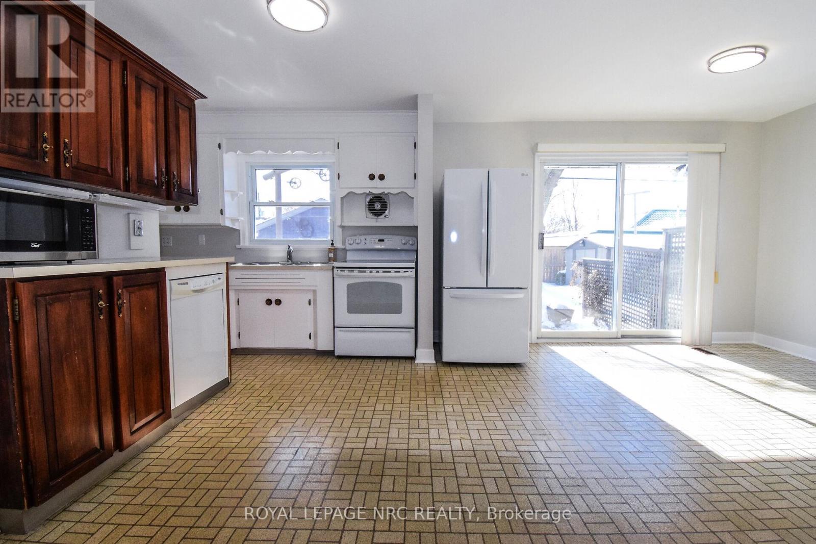 8 Roseland Avenue, St. Catharines, Ontario  L2M 5Z2 - Photo 9 - X12791214