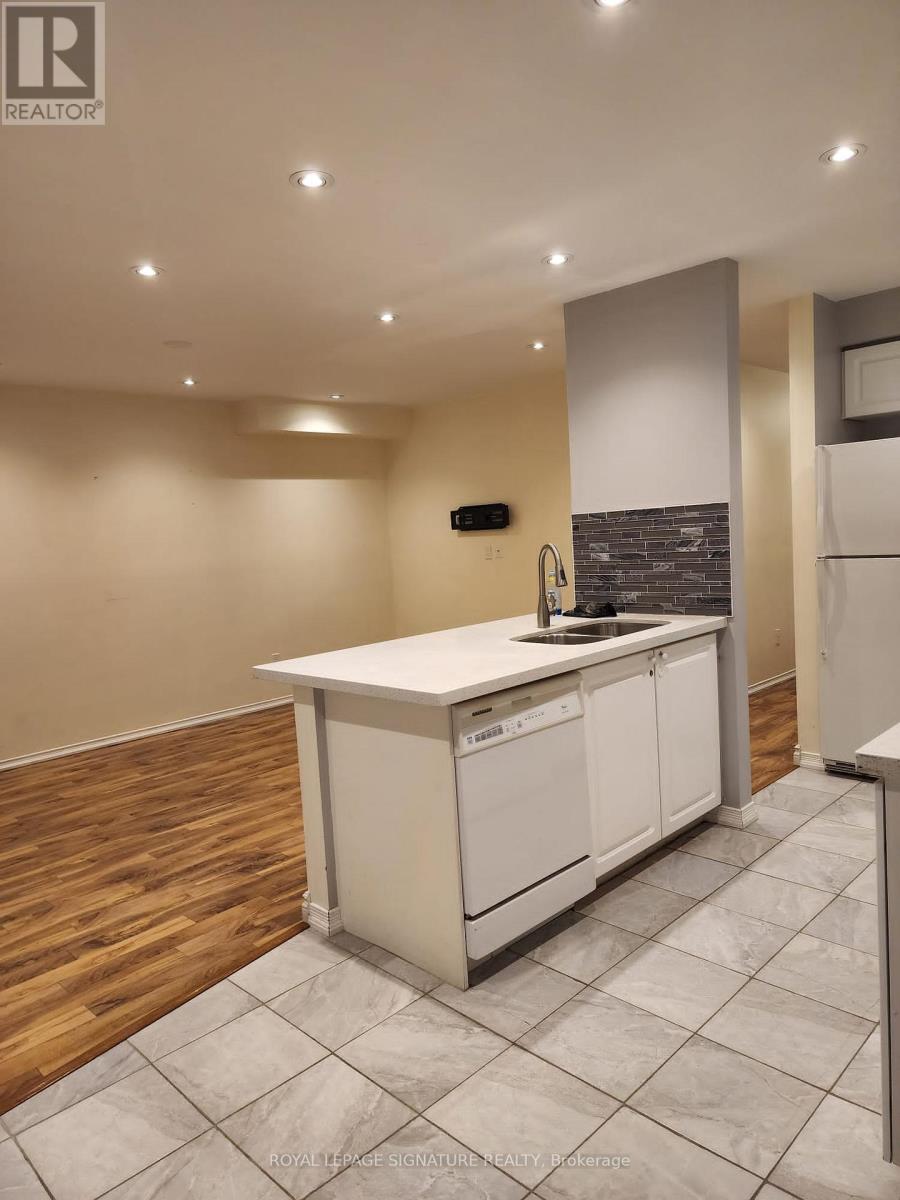 92 - 5223 Fairford Crescent, Mississauga (East Credit), Ontario  L5V 2M6 - Photo 3 - W12790042