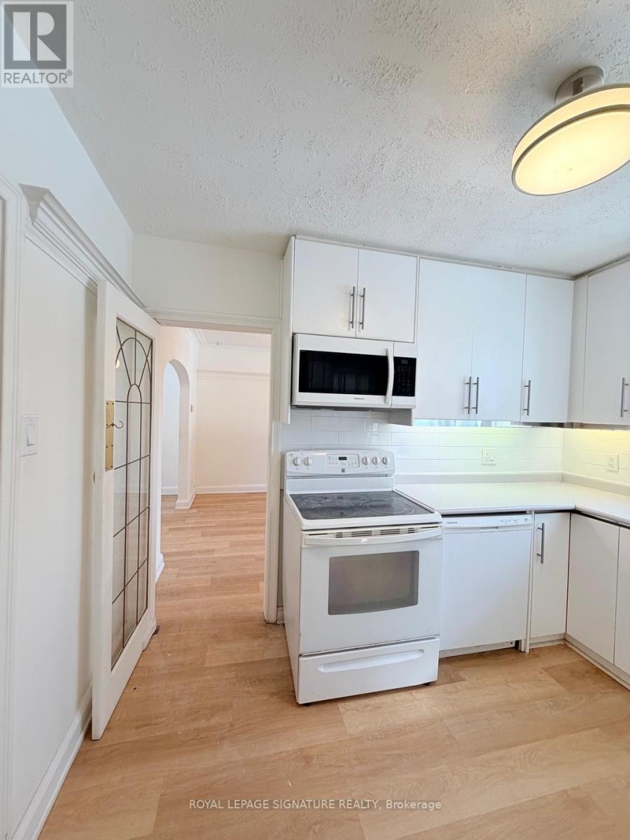 8 Bridgeview Road, Toronto, Ontario  M6S 4N1 - Photo 10 - W12791240