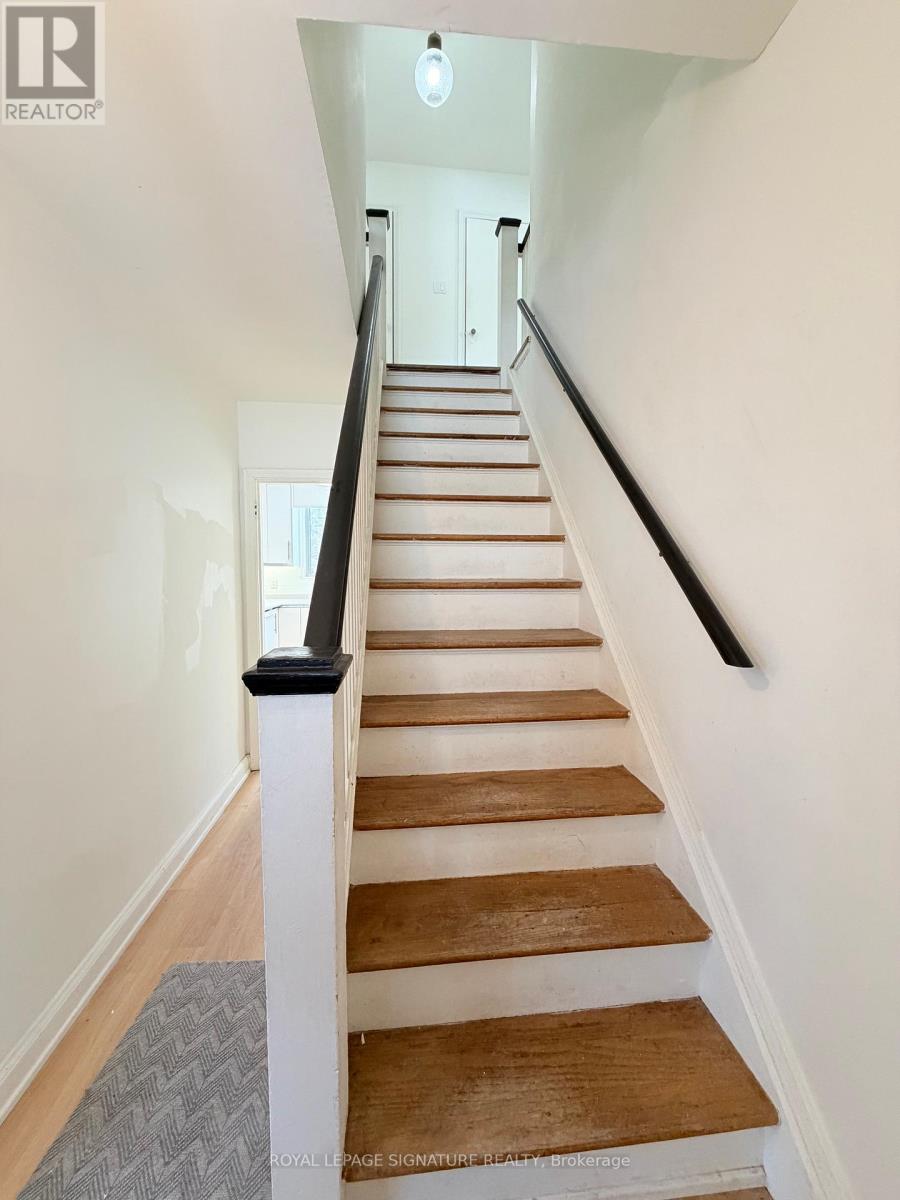 8 Bridgeview Road, Toronto, Ontario  M6S 4N1 - Photo 15 - W12791240