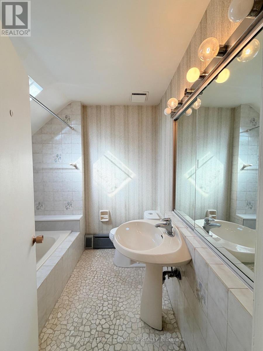 8 Bridgeview Road, Toronto, Ontario  M6S 4N1 - Photo 25 - W12791240