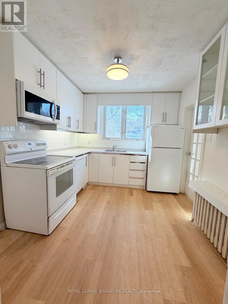 8 Bridgeview Road, Toronto, Ontario  M6S 4N1 - Photo 7 - W12791240