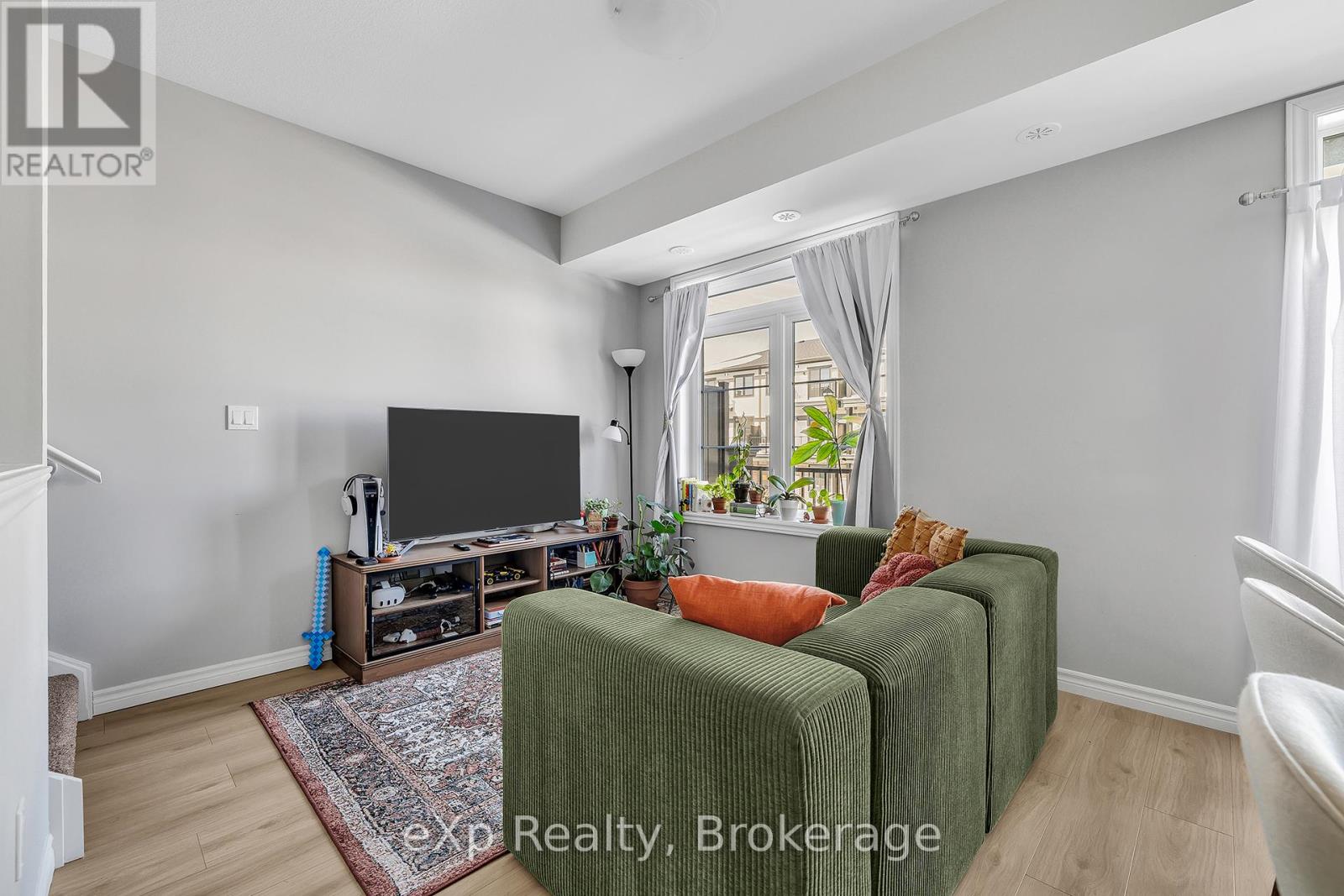 106 Lomond Lane, Kitchener, Ontario  N2R 0T6 - Photo 8 - X12791264