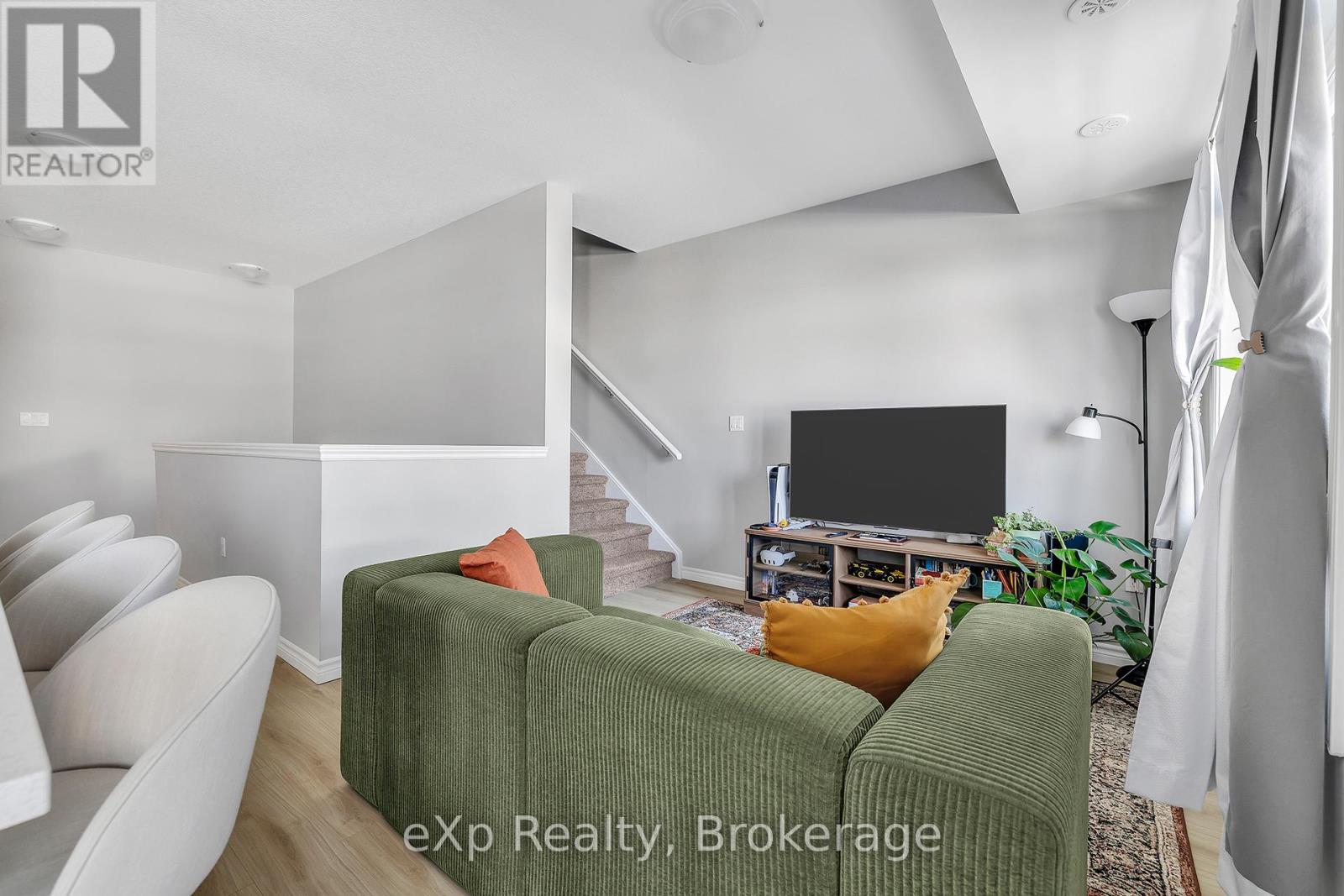 106 Lomond Lane, Kitchener, Ontario  N2R 0T6 - Photo 9 - X12791264